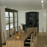 Holztisch mit Holzstühlen